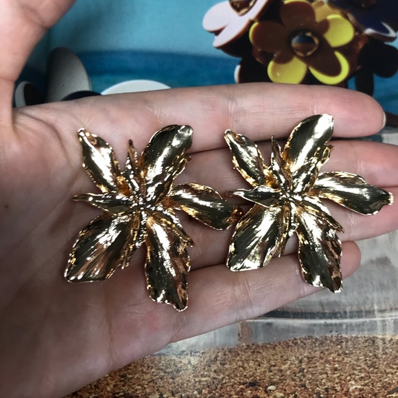 Host pick! 💓💓💓Big Gold Flower Stud Earrings - Picture 3 of 4